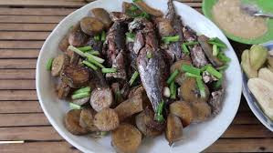 Cá Nục kho chuối